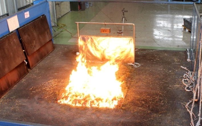 Aktive Barriere, die feuerbeständiges Glasfasergewebe und Wassersprinkleranlage kombiniert
